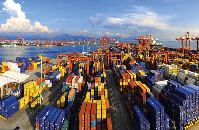 Cina, il boom dei casi Covid sta portando al blocco dei porti