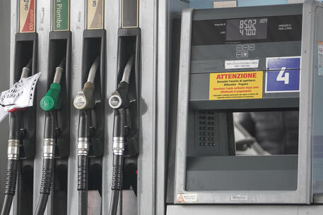 Caro carburante: introdotto l'obbligo di esporre il prezzo medio alla pompa