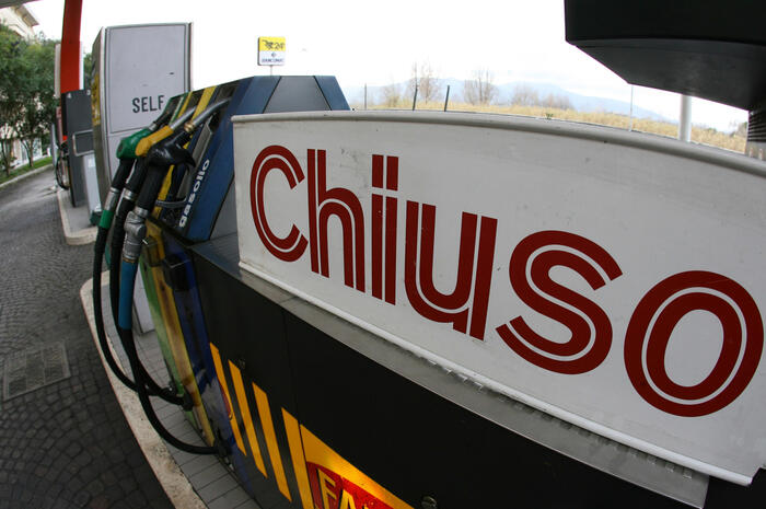 Benzina: da domani distributori in sciopero, chiusi anche i self