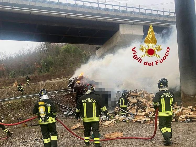 Incidente sull'A1, tir sbanda e precipita dal viadotto