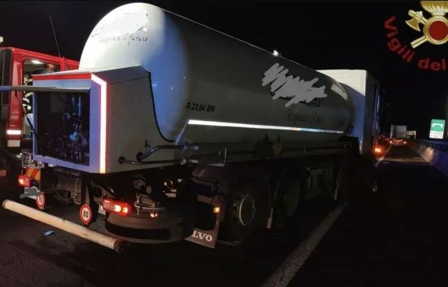 Infarto alla guida del tir, autista eroe accosta prima di morire