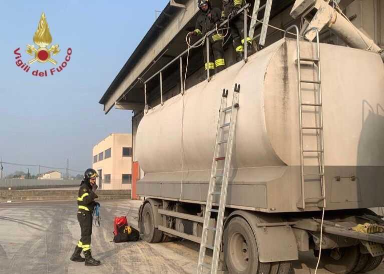 Autotrasportatore muore cadendo nella cisterna del camion