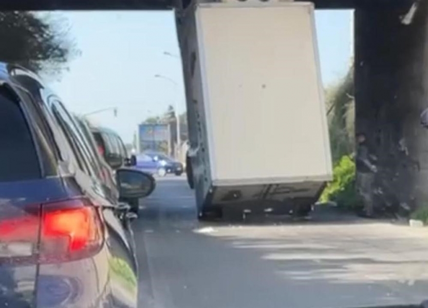 Sicilia: camion rimane bloccato in verticale sotto un ponte