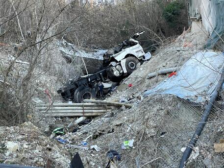 Camion precipita da viadotto sulla A6, grave l'autista