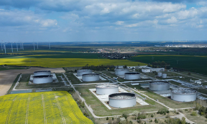 Scatta l'embargo sui carburanti russi, è rischio stangata