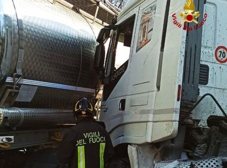 Scontro Tir-camion cisterna su A18, un ferito grave