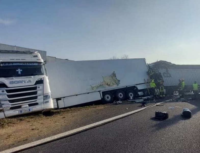 Tamponamento tra tre camion in A13