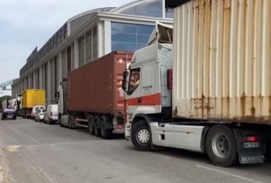 Riforma pensioni in Francia, camion bloccano il porto di Marsiglia
