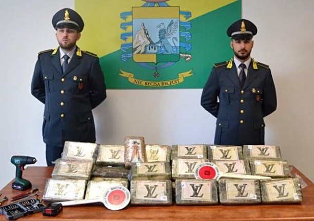 Savona, in un container di banane 83 chili di cocaina