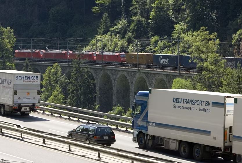 Svizzera, il trasferimento del traffico merci dalla strada alla ferrovia stagna