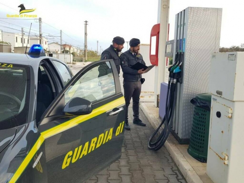 Frode carburanti, Finanza sequestra 17 pompe bianche