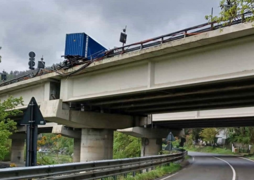 A26, camion in bilico su viadotto