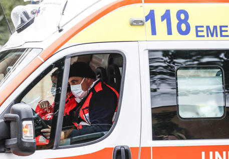 Scontro tra camion, autista salvato dai vigili del fuoco