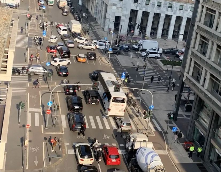 Milano: camion circoleranno solo di notte o con sensori per l'angolo cieco