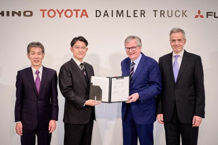 Daimler-Toyota, firmato accordo per la fusione di Mitsubishi Fuso e Hino