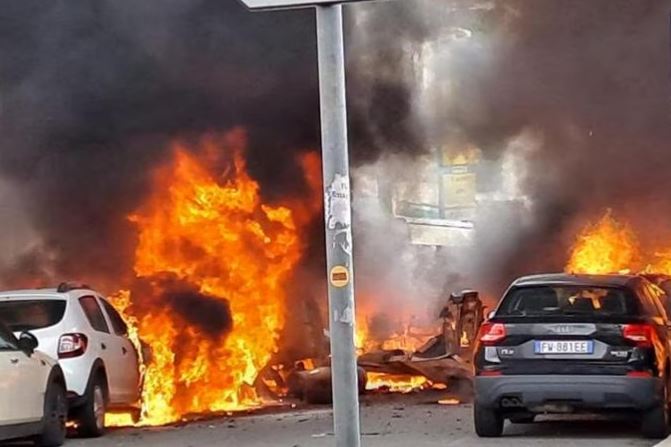 Esplosione di un camion con bombole di ossigeno in centro a Milano