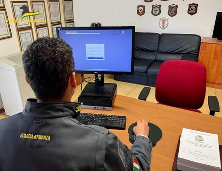 Genova, sigilli a una ditta di spedizioni per frode
