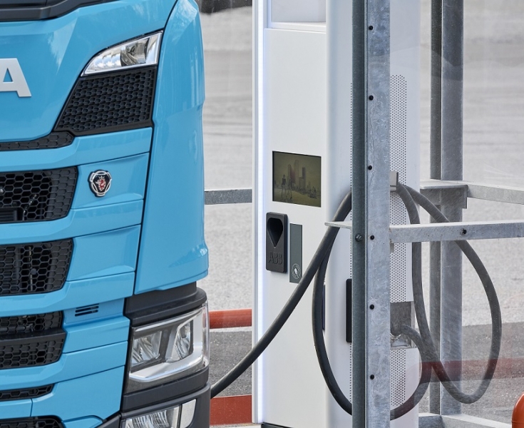 Scania e ABB E-mobility dimezzano i tempi di ricarica dei veicoli pesanti