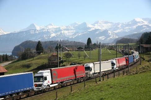 Camion sui treni merci tra Svizzera e Italia: avanti fino al 2028
