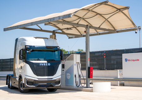 Air Liquid e Iveco, primo rifornimento europeo idrogeno camion