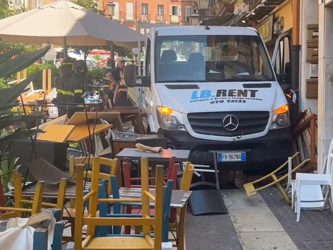 Cagliari, camion piomba sui tavolini di un locale: 15 feriti