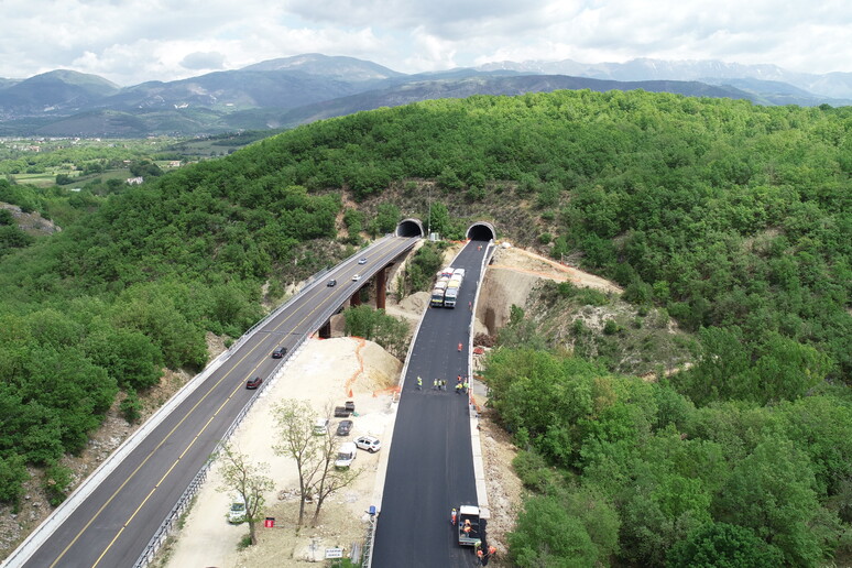 A25, muore operaio investito da un camion