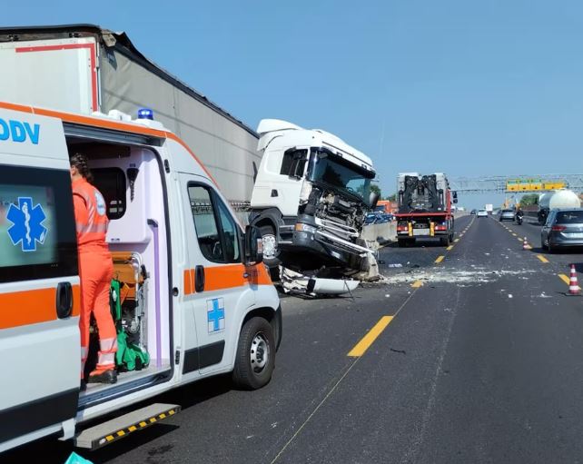A8: camion invade la carreggiata opposta