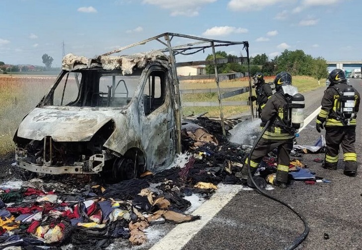 Camion divorato dalle fiamme sulla A14