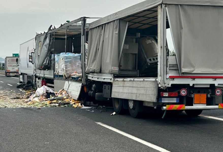 Scontro tra due camion in A14, mezzo in fiamme