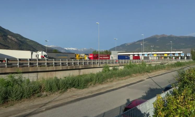 Coda interminabile di camion al Monte Bianco