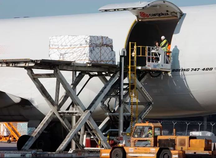 Si attenua a giugno la contrazione del trasporto aereo di merci