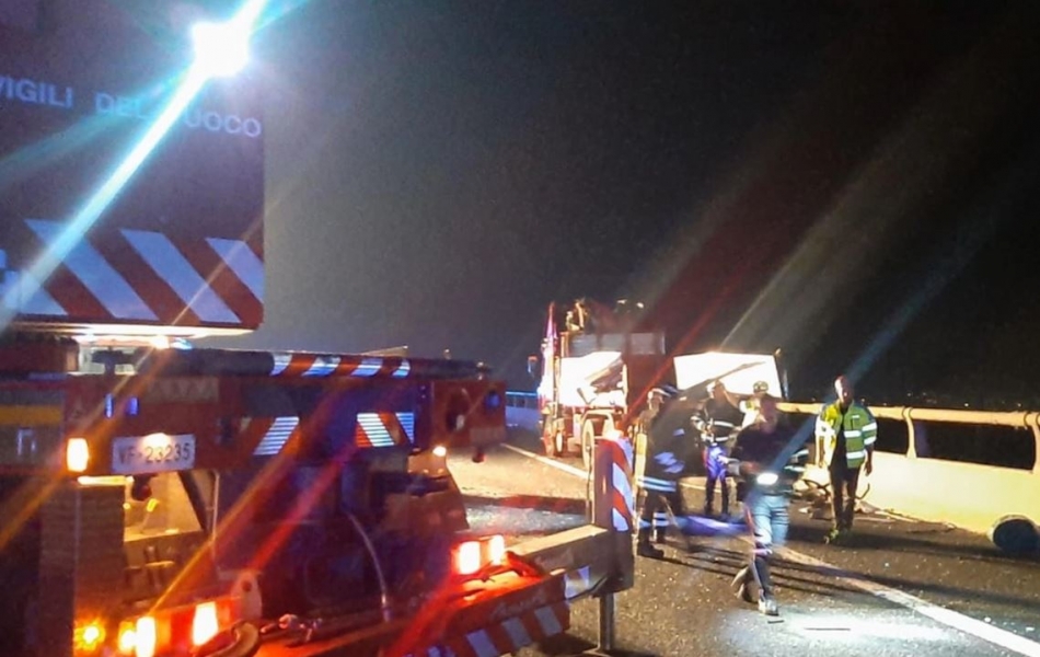 A1, grave scontro bus-camion: due morti e diversi feriti