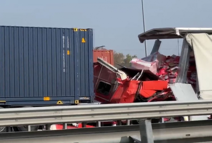 A14, tragico incidente tra 5 tir e un'auto