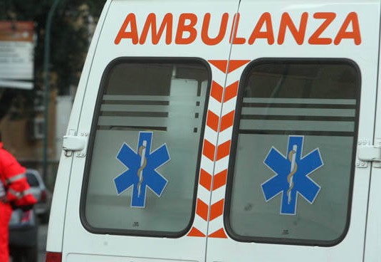 Bologna, terribile schianto tra auto e camion: due morti e due feriti