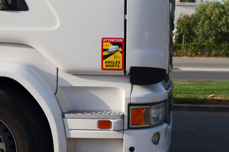 Milano, scatta l'obbligo dei sensori che sui camion segnalano l'angolo cieco