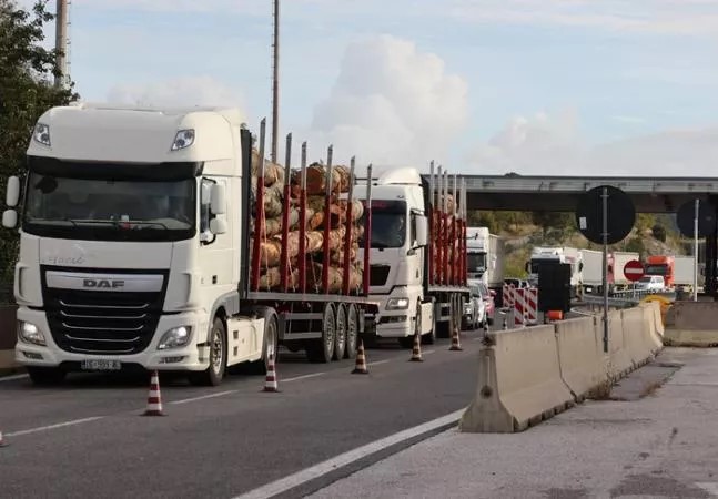 Camion in coda per i controlli ai confini italo-sloveni
