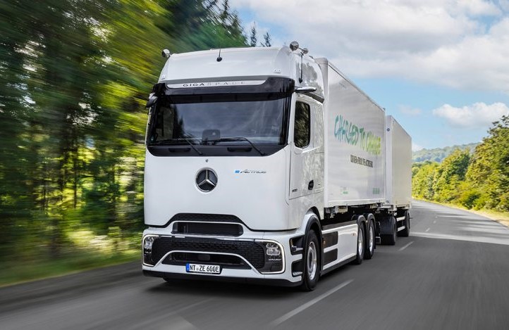Mercedes-Benz Trucks festeggia l’anteprima mondiale del truck elettrico a batteria eActros 600