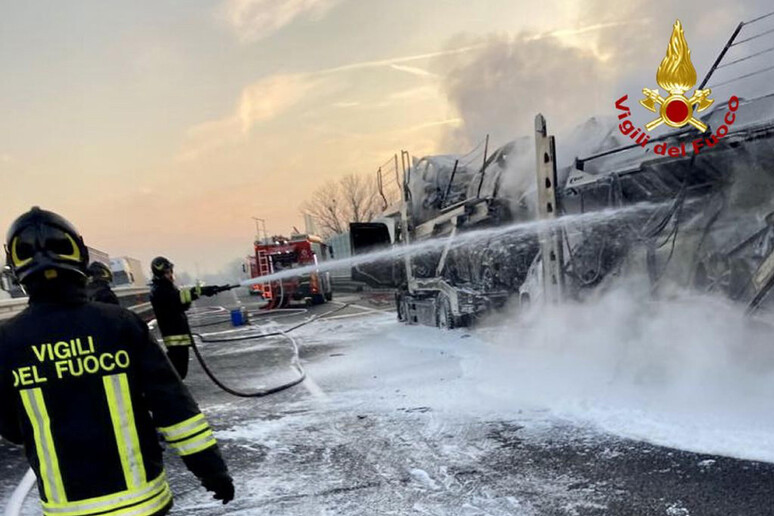 Tragico scontro tra quattro camion in A4