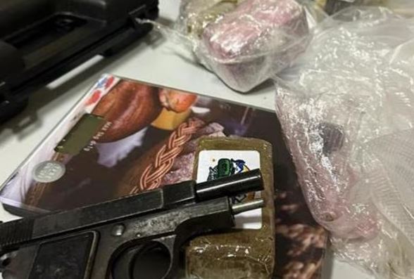 Utilizzano centro spedizione per inviare pacchi droga: due arresti