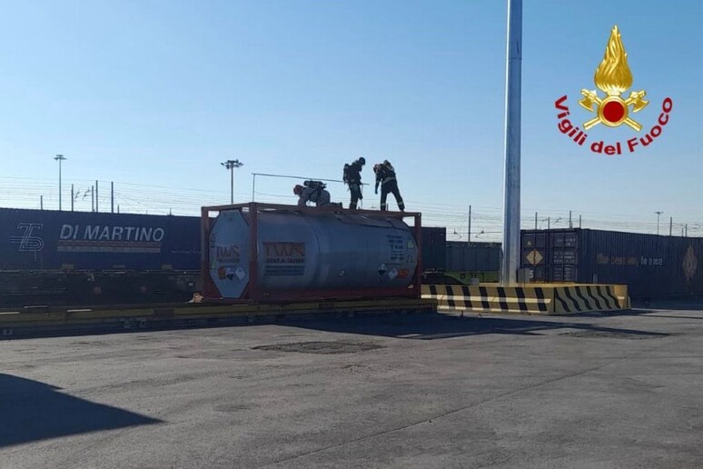 Cisterna perde materiale tossico, in 25 controllati in ospedale