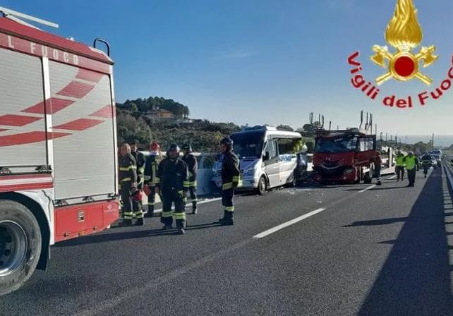 A12: camion tampona minivan, un morto e nove feriti