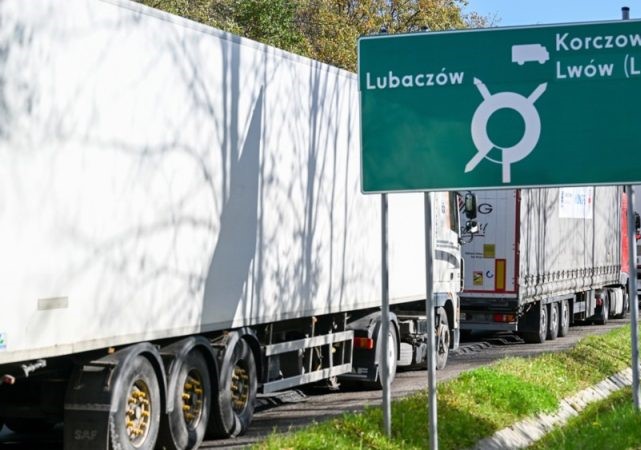 Camion polacchi bloccano le frontiere, l'Ucraina chiede di fermare la protesta
