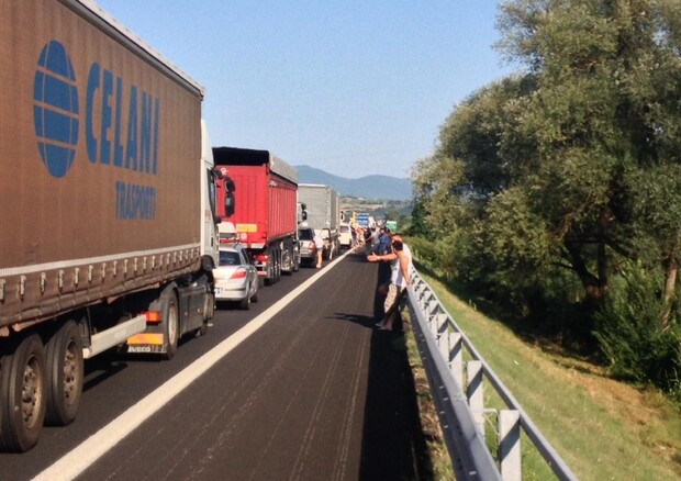 L'Europarlamento approva stretta su emissioni CO2 per autocarri e autobus