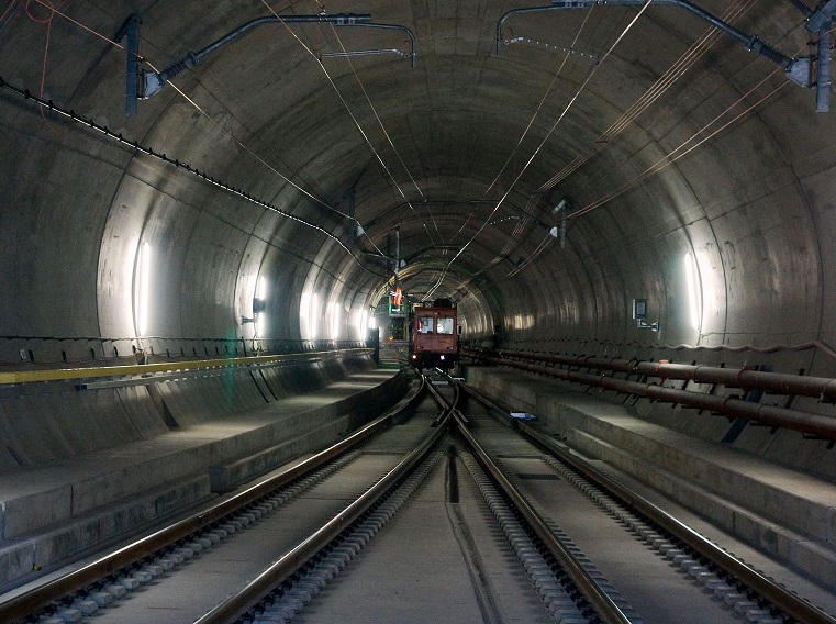 San Gottardo, in galleria precedenza ai treni merci