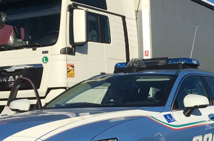 A22, alla guida di un camion completamente ubriaco: fermato dalla polizia stradale
