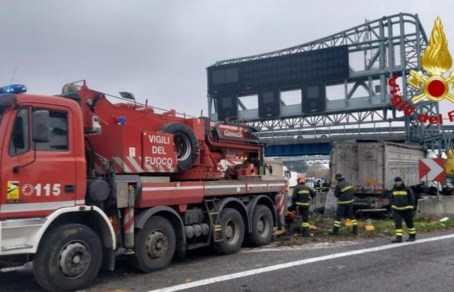 Schianto in A4 fra un tir e un furgone: un morto