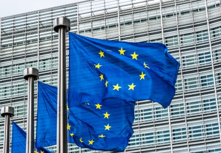 UE autorizza creazione di joint venture tra Volvo e Renault