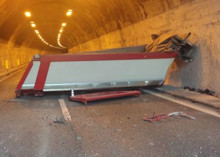 A10, camion con rimorchio alzato contro galleria: tratto chiuso