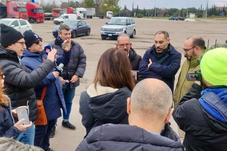 Ex-Ilva, il sindaco Taranto al sit-in degli autotrasportatori