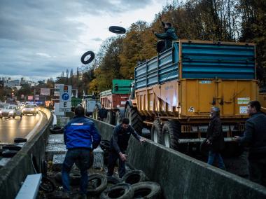 Proteste degli agricoltori, IRU: i governi devono risarcire i danni agli autotrasportatori
